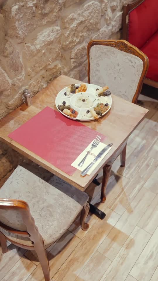 Salle d'Ella avec mezze à la table, pierres apparentes